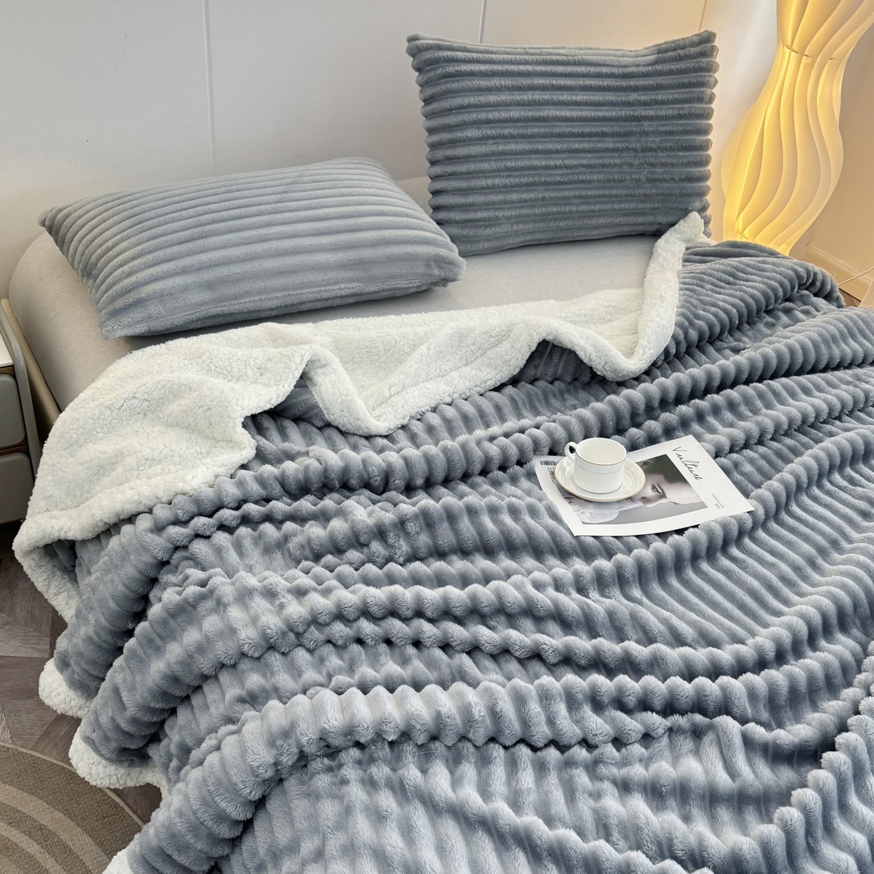 91家纺网 家纺一手货源 找家纺 枋梢家纺 2025新款仿兔毛绒大抽条羊羔绒毛毯反包双层条纹羊羔绒法兰绒毛毯跨境外贸 蓝灰