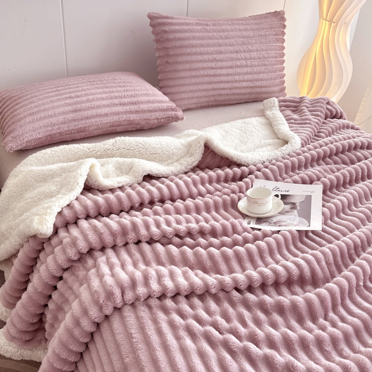 91家纺网 家纺一手货源 找家纺 枋梢家纺 2025新款仿兔毛绒大抽条羊羔绒毛毯反包双层条纹羊羔绒法兰绒毛毯跨境外贸 香芋紫