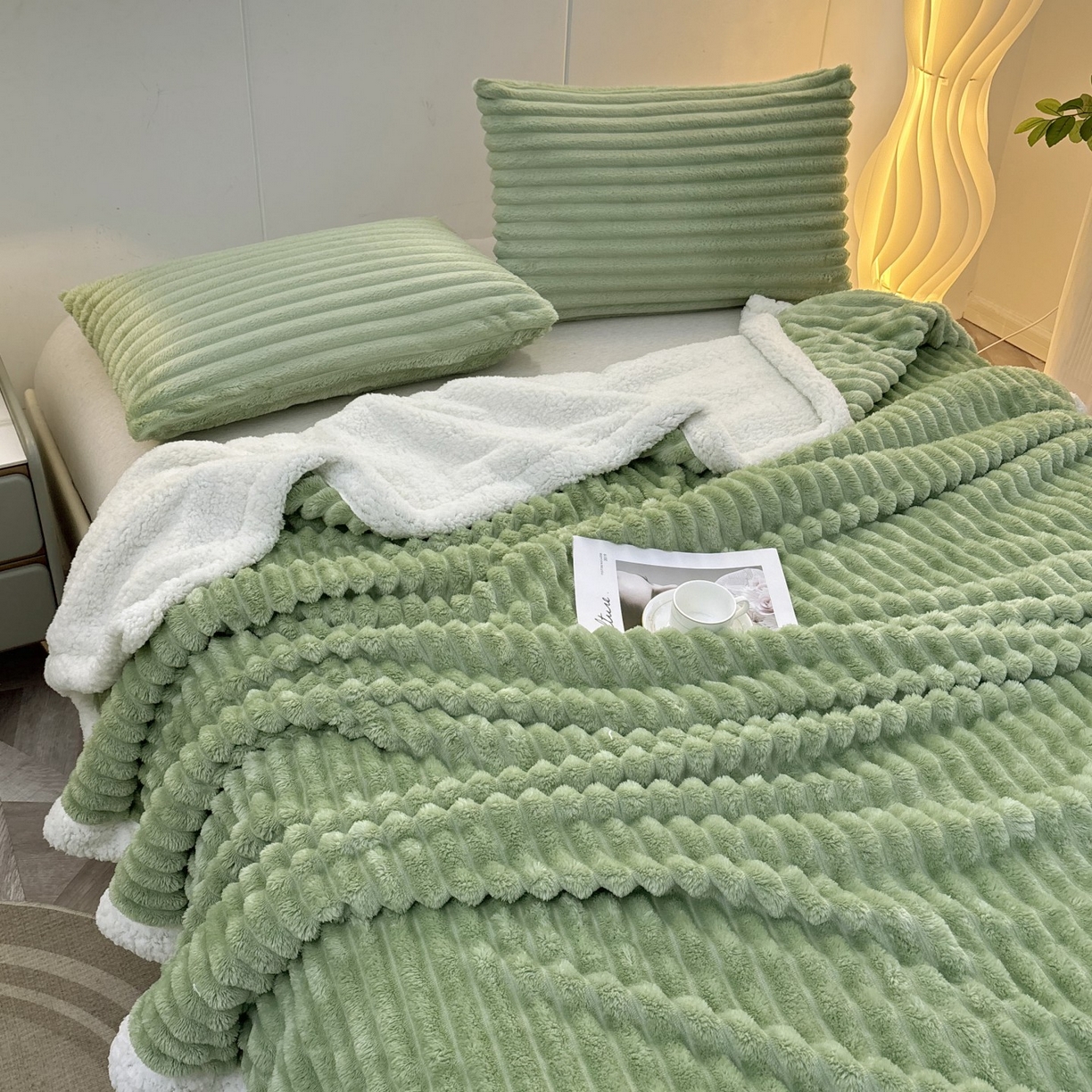 91家纺网 家纺一手货源 找家纺 枋梢家纺 2025新款仿兔毛绒大抽条羊羔绒毛毯反包双层条纹羊羔绒法兰绒毛毯跨境外贸 果绿