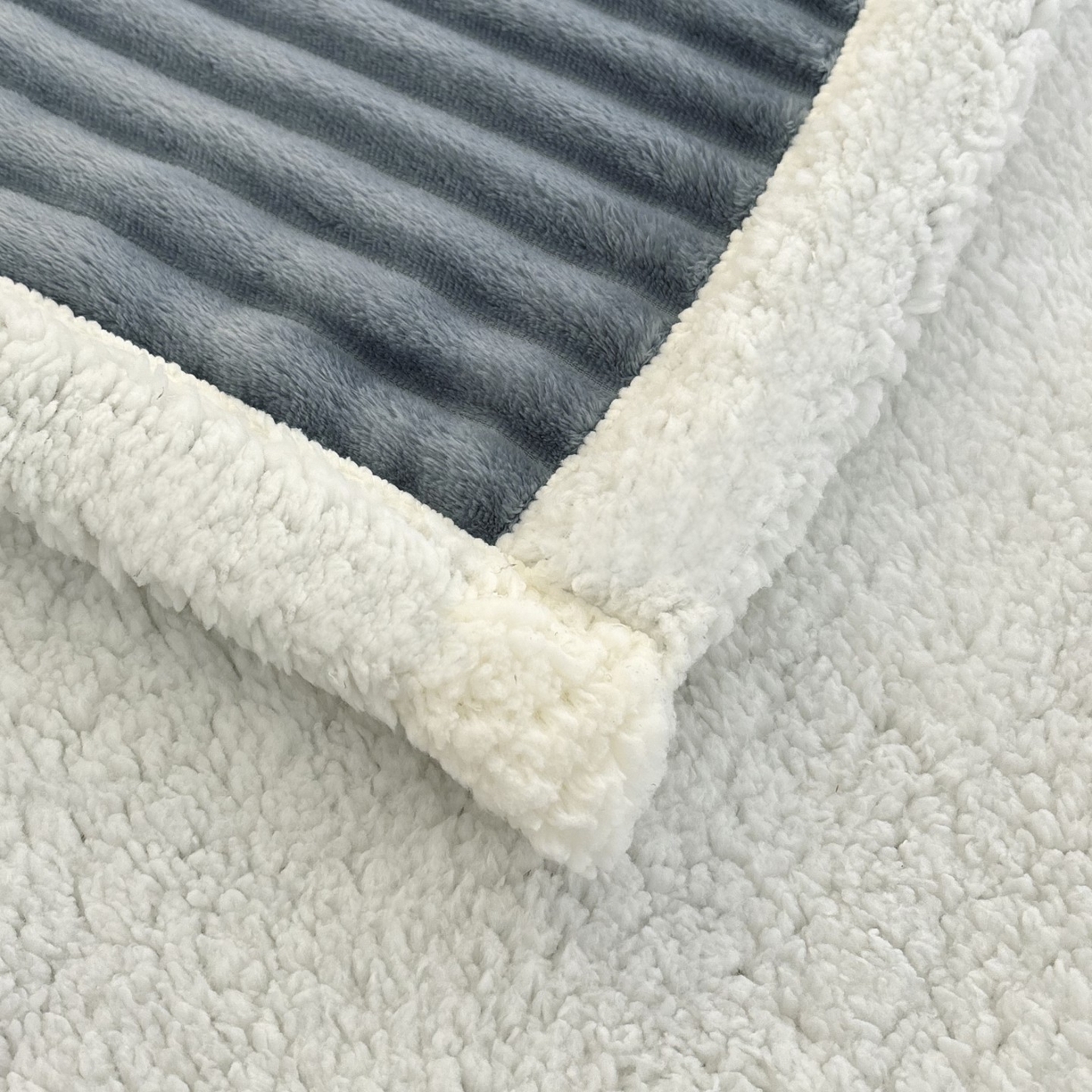 91家纺网 家纺一手货源 找家纺 枋梢家纺 2025新款仿兔毛绒大抽条羊羔绒毛毯反包双层条纹羊羔绒法兰绒毛毯跨境外贸 蓝灰