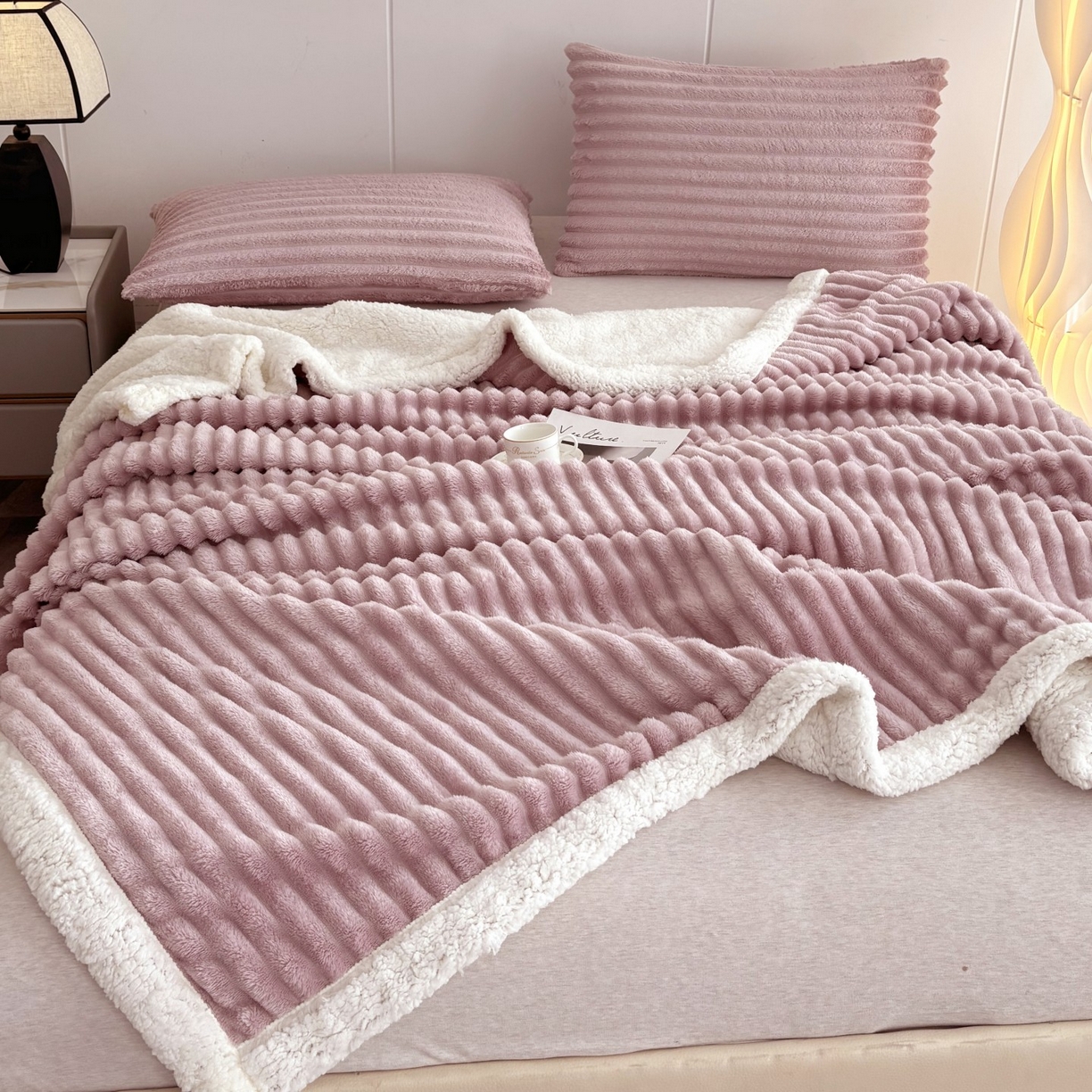 91家纺网 家纺一手货源 找家纺 枋梢家纺 2025新款仿兔毛绒大抽条羊羔绒毛毯反包双层条纹羊羔绒法兰绒毛毯跨境外贸 香芋紫