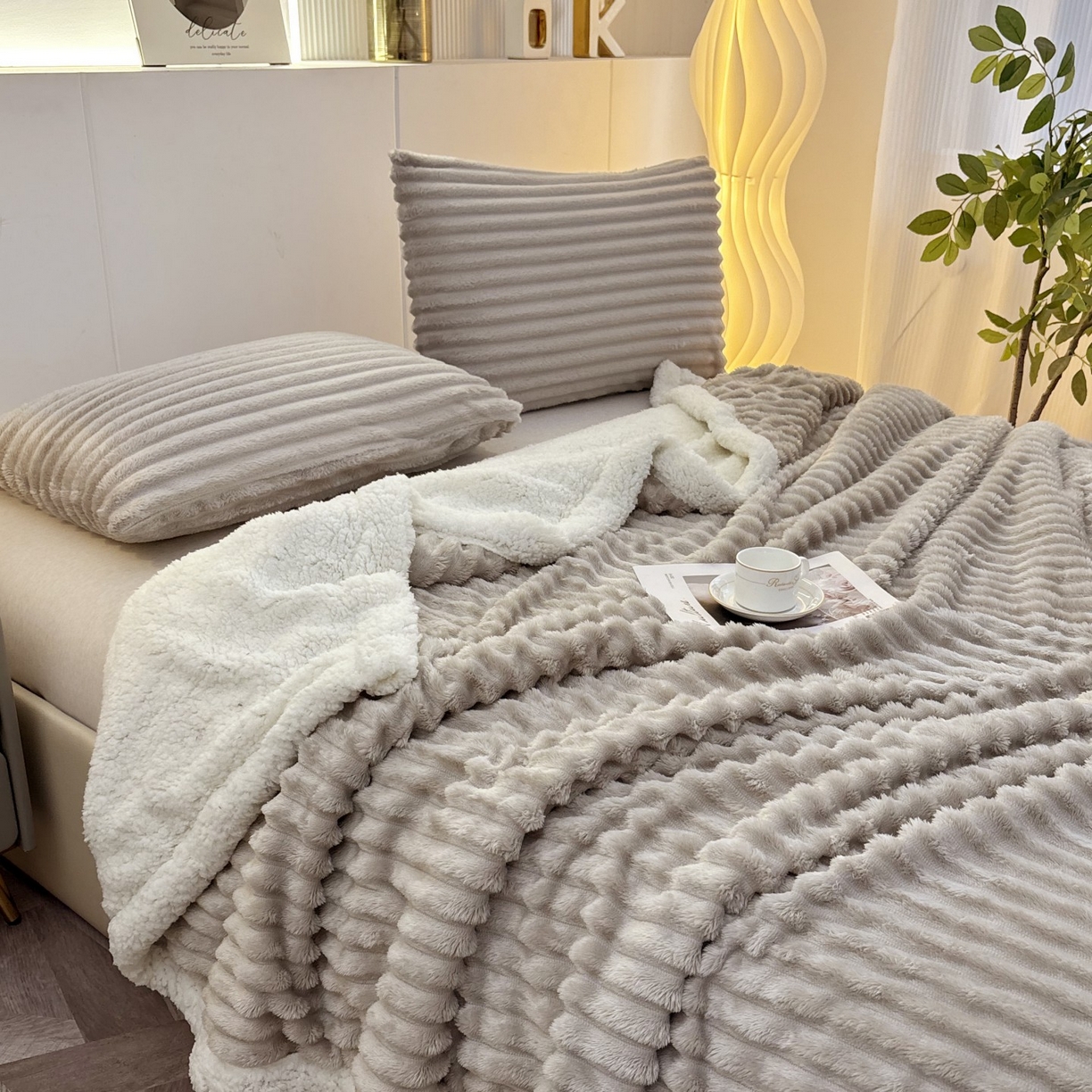 91家纺网 家纺一手货源 找家纺 枋梢家纺 2025新款仿兔毛绒大抽条羊羔绒毛毯反包双层条纹羊羔绒法兰绒毛毯跨境外贸 银灰