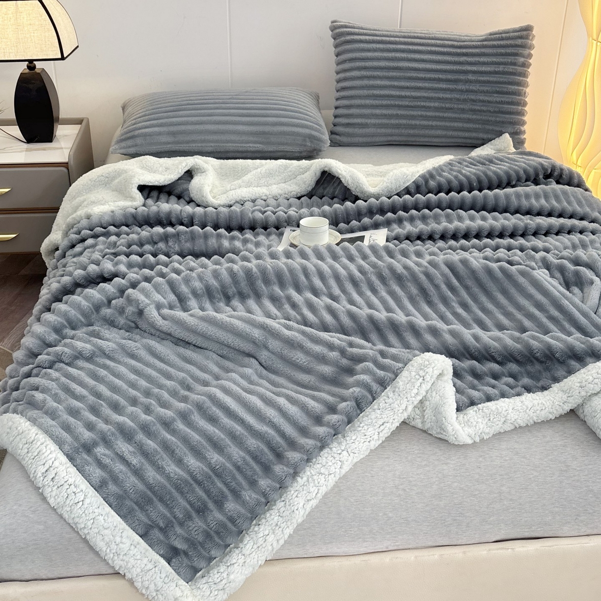 91家纺网 家纺一手货源 找家纺 枋梢家纺 2025新款仿兔毛绒大抽条羊羔绒毛毯反包双层条纹羊羔绒法兰绒毛毯跨境外贸 蓝灰