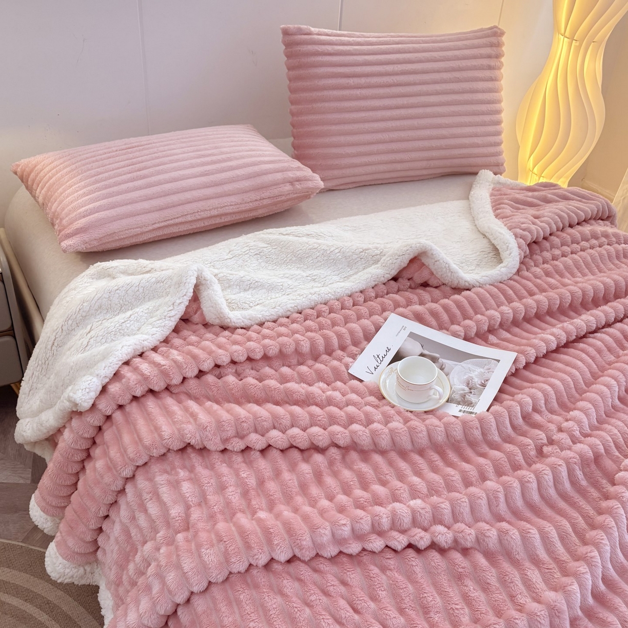 91家纺网 家纺一手货源 找家纺 枋梢家纺 2025新款仿兔毛绒大抽条羊羔绒毛毯反包双层条纹羊羔绒法兰绒毛毯跨境外贸 豆沙粉