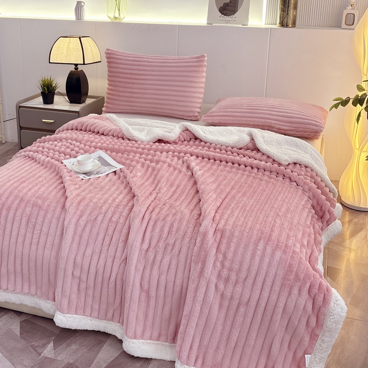 91家纺网 家纺一手货源 找家纺 枋梢家纺 2025新款仿兔毛绒大抽条羊羔绒毛毯反包双层条纹羊羔绒法兰绒毛毯跨境外贸 豆沙粉