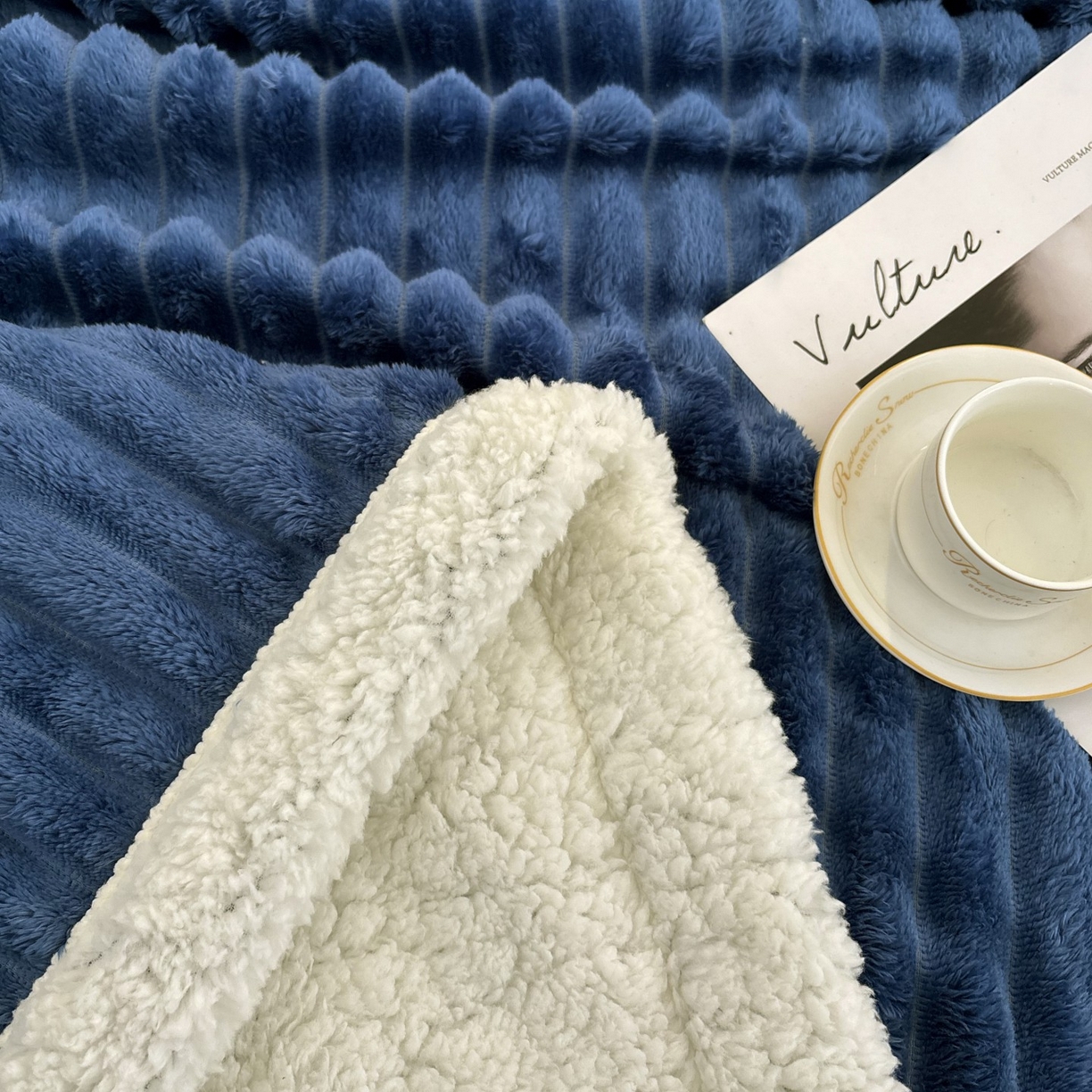 91家纺网 家纺一手货源 找家纺 枋梢家纺 2025新款仿兔毛绒大抽条羊羔绒毛毯反包双层条纹羊羔绒法兰绒毛毯跨境外贸 宝蓝