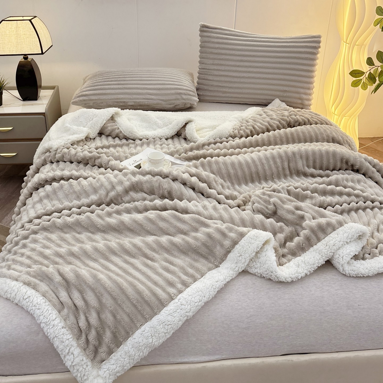 91家纺网 家纺一手货源 找家纺 枋梢家纺 2025新款仿兔毛绒大抽条羊羔绒毛毯反包双层条纹羊羔绒法兰绒毛毯跨境外贸 银灰