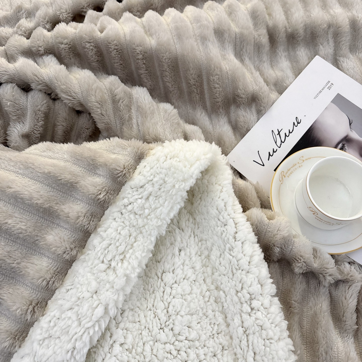 91家纺网 家纺一手货源 找家纺 枋梢家纺 2025新款仿兔毛绒大抽条羊羔绒毛毯反包双层条纹羊羔绒法兰绒毛毯跨境外贸 银灰