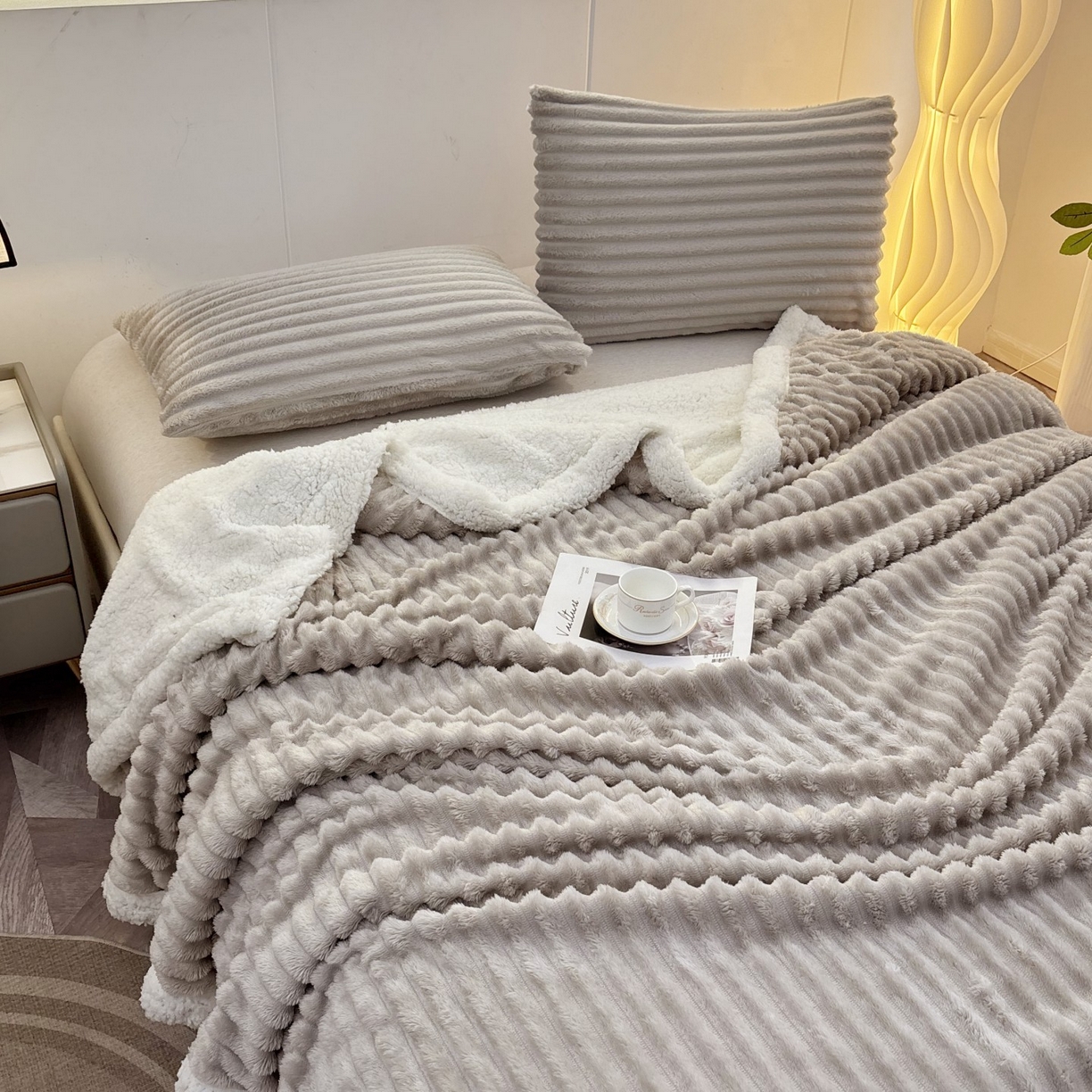 91家纺网 家纺一手货源 找家纺 枋梢家纺 2025新款仿兔毛绒大抽条羊羔绒毛毯反包双层条纹羊羔绒法兰绒毛毯跨境外贸 银灰