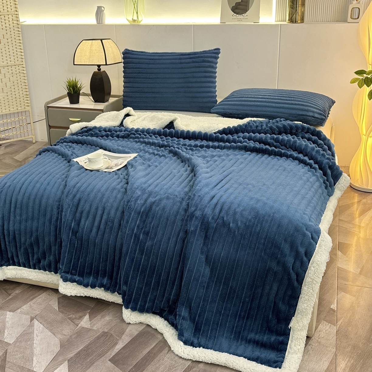 91家纺网 家纺一手货源 找家纺 枋梢家纺 2025新款仿兔毛绒大抽条羊羔绒毛毯反包双层条纹羊羔绒法兰绒毛毯跨境外贸 宝蓝