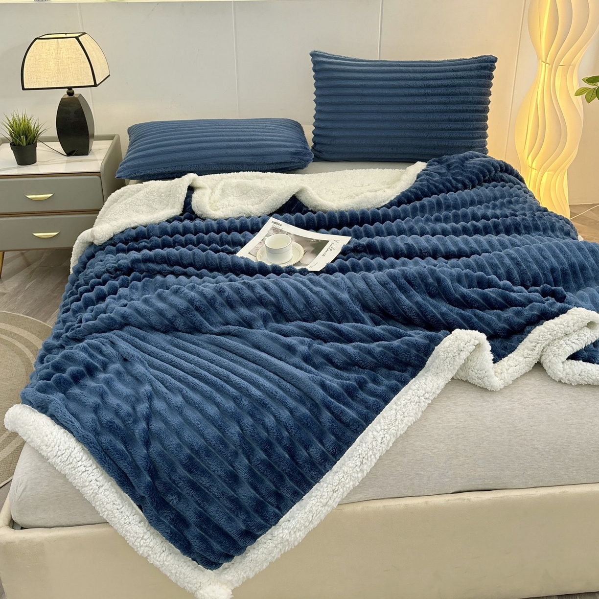 91家纺网 家纺一手货源 找家纺 枋梢家纺 2025新款仿兔毛绒大抽条羊羔绒毛毯反包双层条纹羊羔绒法兰绒毛毯跨境外贸 宝蓝