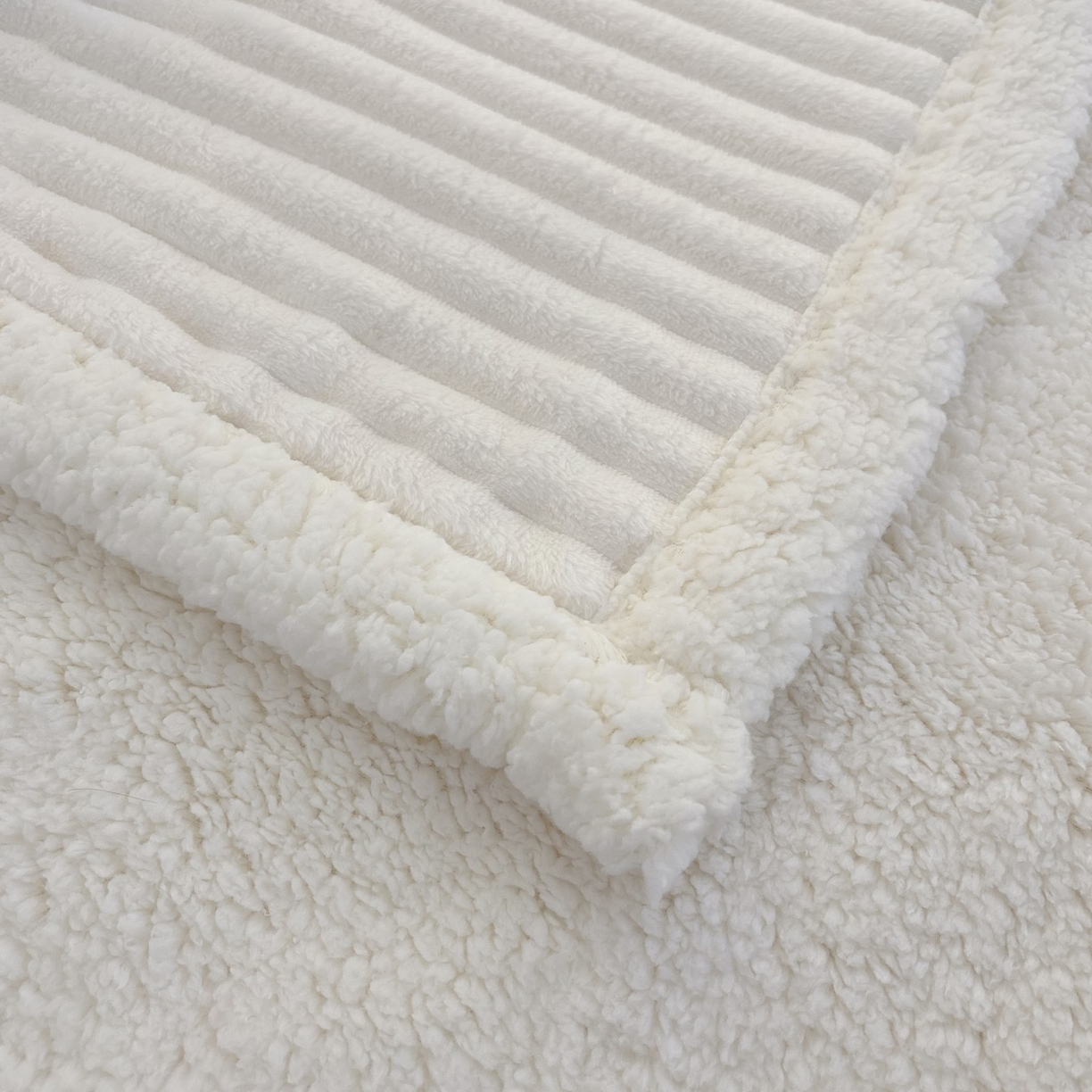 91家纺网 家纺一手货源 找家纺 枋梢家纺 2025新款仿兔毛绒大抽条羊羔绒毛毯反包双层条纹羊羔绒法兰绒毛毯跨境外贸 米白