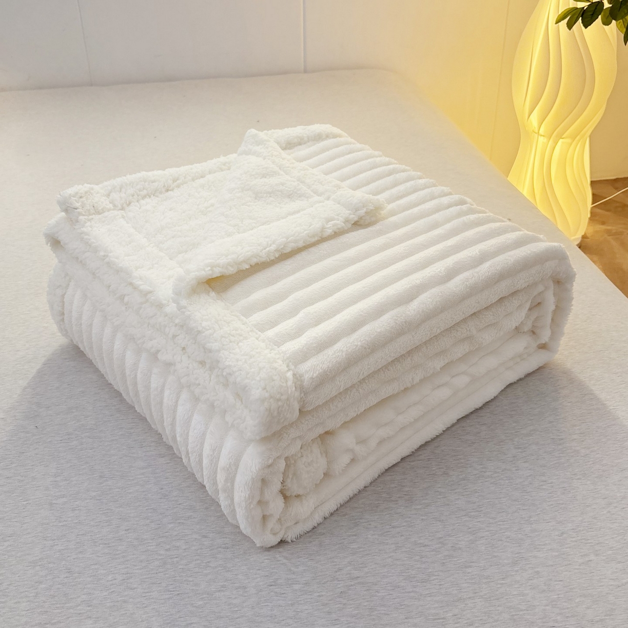 91家纺网 家纺一手货源 找家纺 枋梢家纺 2025新款仿兔毛绒大抽条羊羔绒毛毯反包双层条纹羊羔绒法兰绒毛毯跨境外贸 米白