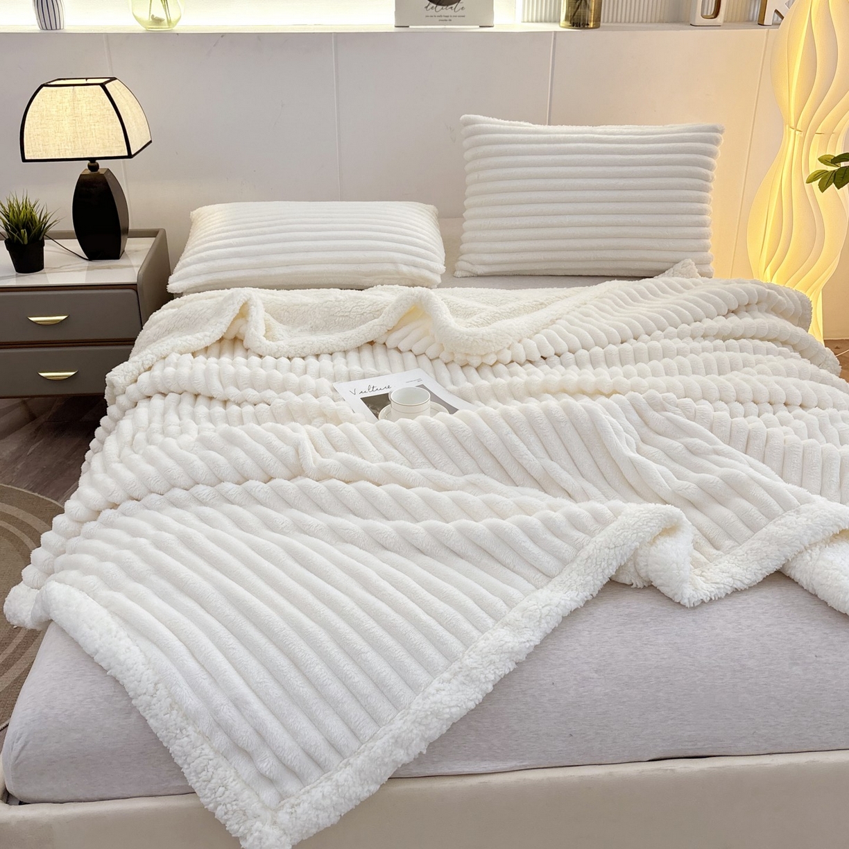 91家纺网 家纺一手货源 找家纺 枋梢家纺 2025新款仿兔毛绒大抽条羊羔绒毛毯反包双层条纹羊羔绒法兰绒毛毯跨境外贸 米白