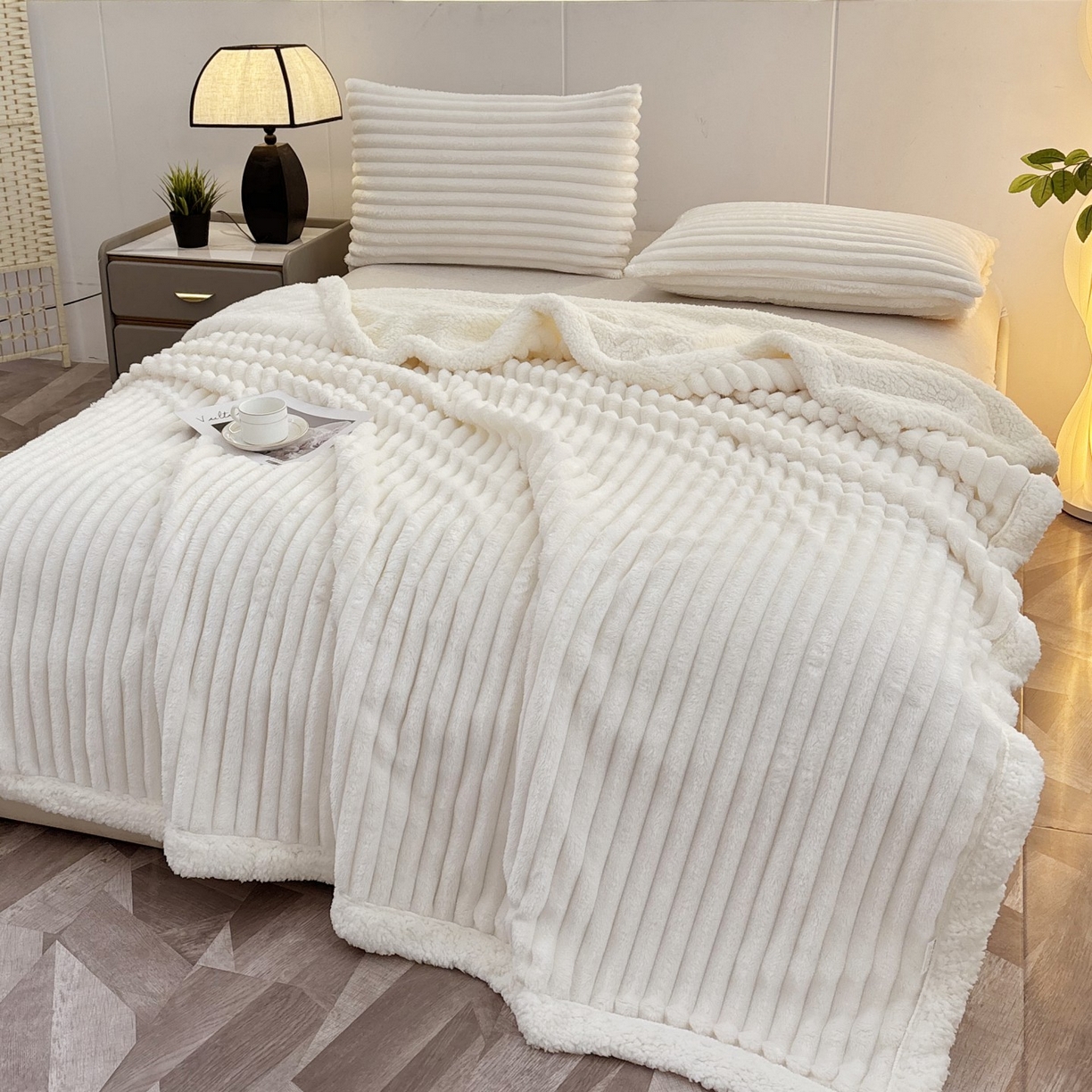 91家纺网 家纺一手货源 找家纺 枋梢家纺 2025新款仿兔毛绒大抽条羊羔绒毛毯反包双层条纹羊羔绒法兰绒毛毯跨境外贸 米白