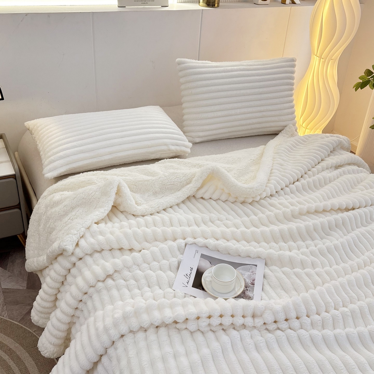 91家纺网 家纺一手货源 找家纺 枋梢家纺 2025新款仿兔毛绒大抽条羊羔绒毛毯反包双层条纹羊羔绒法兰绒毛毯跨境外贸 米白