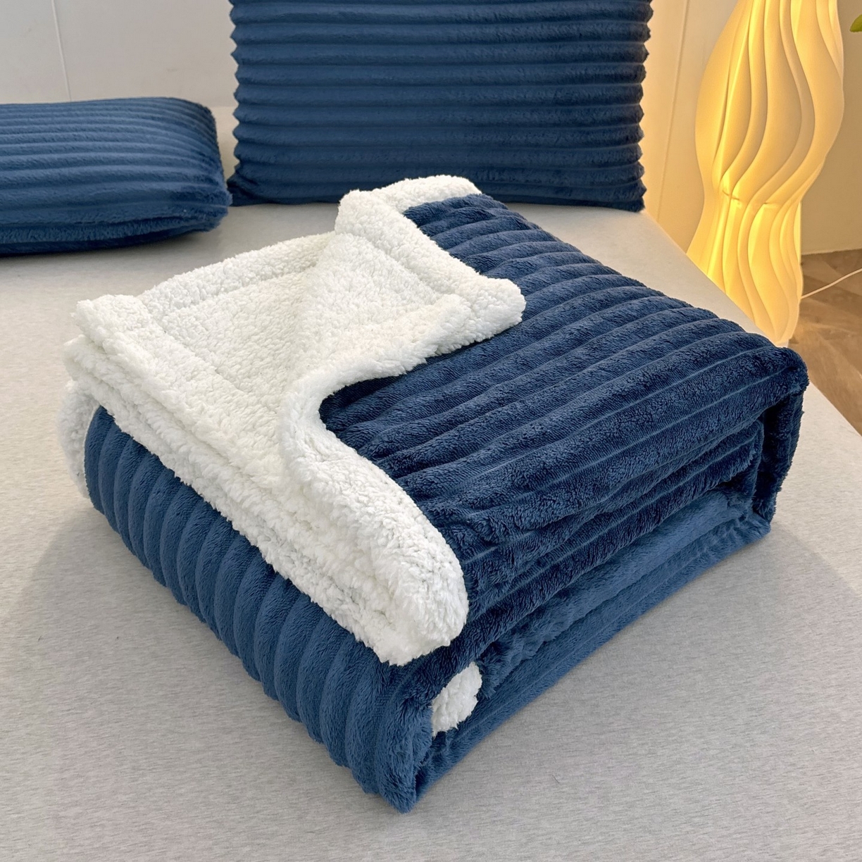 91家纺网 家纺一手货源 找家纺 枋梢家纺 2025新款仿兔毛绒大抽条羊羔绒毛毯反包双层条纹羊羔绒法兰绒毛毯跨境外贸 宝蓝