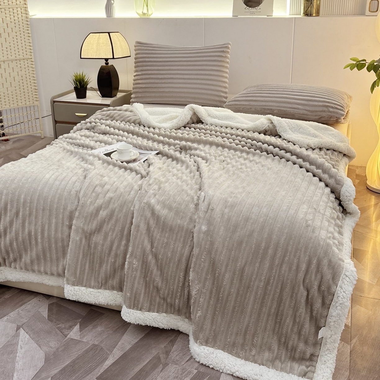 91家纺网 家纺一手货源 找家纺 枋梢家纺 2025新款仿兔毛绒大抽条羊羔绒毛毯反包双层条纹羊羔绒法兰绒毛毯跨境外贸 银灰