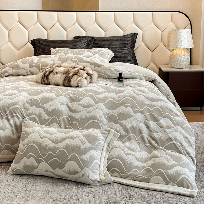 91家纺网 家纺一手货源 找家纺 若未家居 LOVEWE HOUSE 2025新款220高克重牛奶绒色烂双拼四件套 波澜壮阔 灰