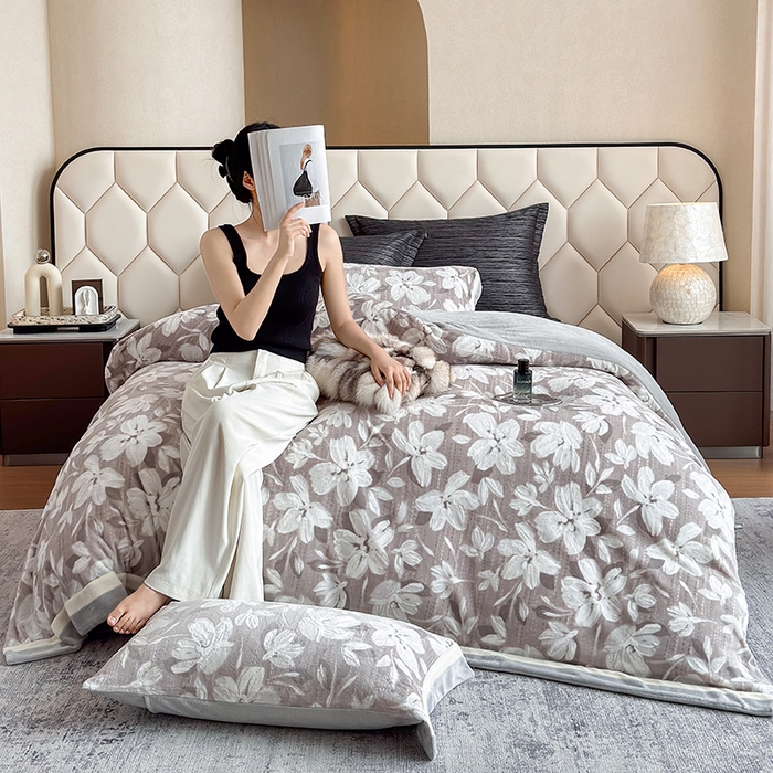 91家纺网 家纺一手货源 找家纺 若未家居 LOVEWE HOUSE 2025新款220高克重牛奶绒色烂双拼四件套 花漾梦雨 咖