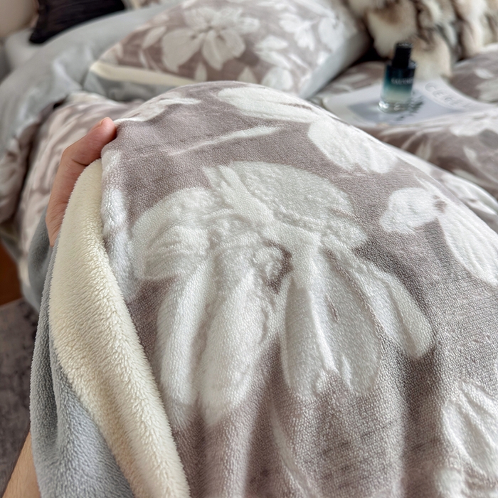 91家纺网 家纺一手货源 找家纺 若未家居 LOVEWE HOUSE 2025新款220高克重牛奶绒色烂双拼四件套 花漾梦雨 咖