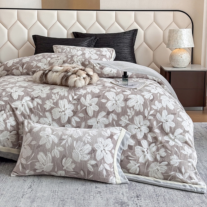 91家纺网 家纺一手货源 找家纺 若未家居 LOVEWE HOUSE 2025新款220高克重牛奶绒色烂双拼四件套 花漾梦雨 咖