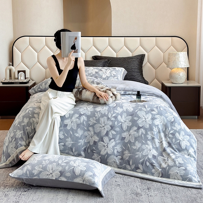 91家纺网 家纺一手货源 找家纺 若未家居 LOVEWE HOUSE 2025新款220高克重牛奶绒色烂双拼四件套 花漾梦雨 兰