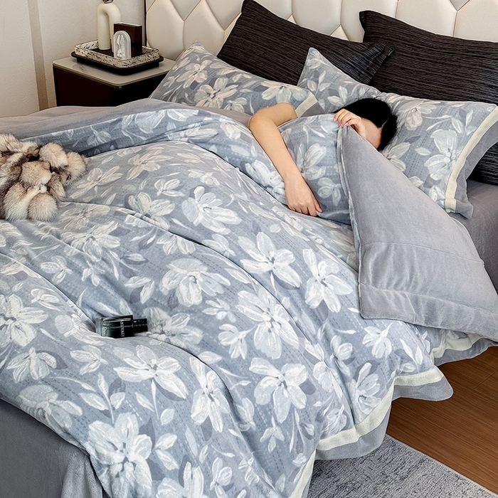 91家纺网 家纺一手货源 找家纺 若未家居 LOVEWE HOUSE 2025新款220高克重牛奶绒色烂双拼四件套 花漾梦雨 兰