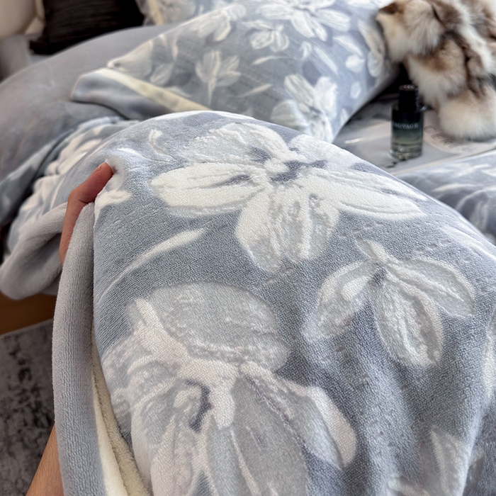 91家纺网 家纺一手货源 找家纺 若未家居 LOVEWE HOUSE 2025新款220高克重牛奶绒色烂双拼四件套 花漾梦雨 兰