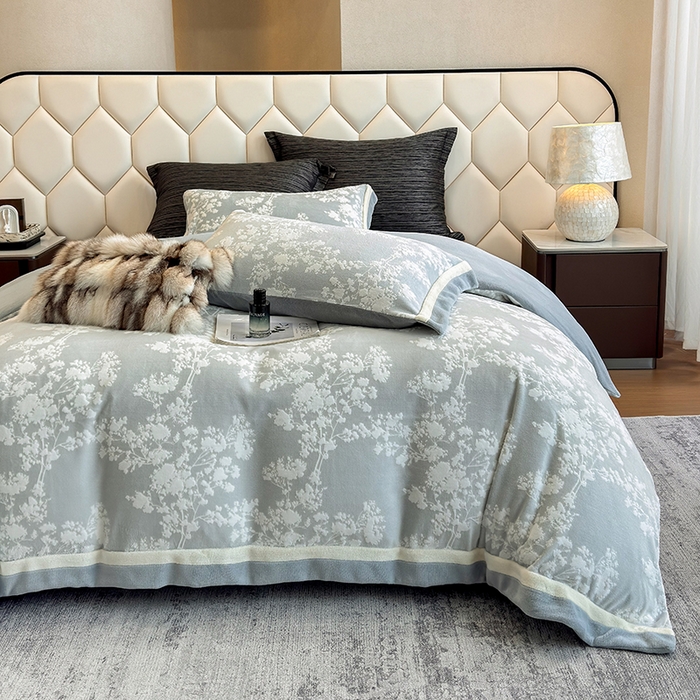 91家纺网 家纺一手货源 找家纺 若未家居 LOVEWE HOUSE 2025新款220高克重牛奶绒色烂双拼四件套 画意枝头 浅兰