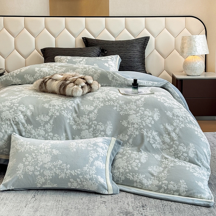 91家纺网 家纺一手货源 找家纺 若未家居 LOVEWE HOUSE 2025新款220高克重牛奶绒色烂双拼四件套 画意枝头 浅兰