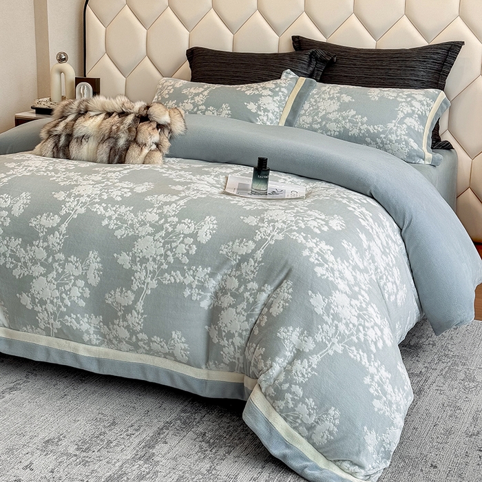 91家纺网 家纺一手货源 找家纺 若未家居 LOVEWE HOUSE 2025新款220高克重牛奶绒色烂双拼四件套 画意枝头 浅兰