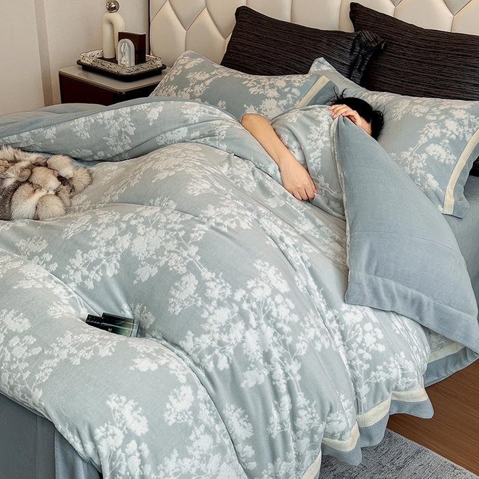 91家纺网 家纺一手货源 找家纺 若未家居 LOVEWE HOUSE 2025新款220高克重牛奶绒色烂双拼四件套 画意枝头 浅兰