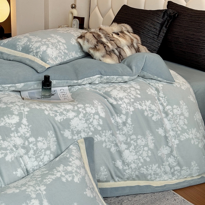 91家纺网 家纺一手货源 找家纺 若未家居 LOVEWE HOUSE 2025新款220高克重牛奶绒色烂双拼四件套 画意枝头 浅兰