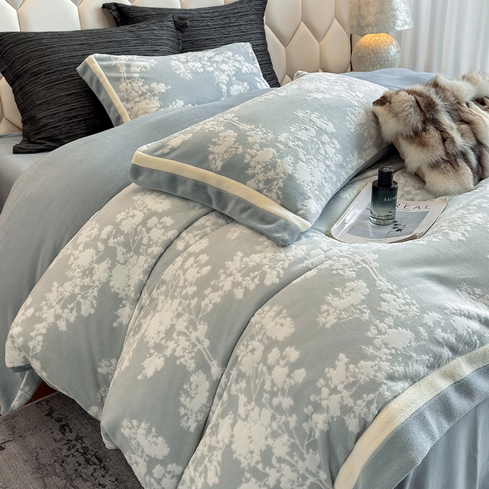 91家纺网 家纺一手货源 找家纺 若未家居 LOVEWE HOUSE 2025新款220高克重牛奶绒色烂双拼四件套 画意枝头 浅兰