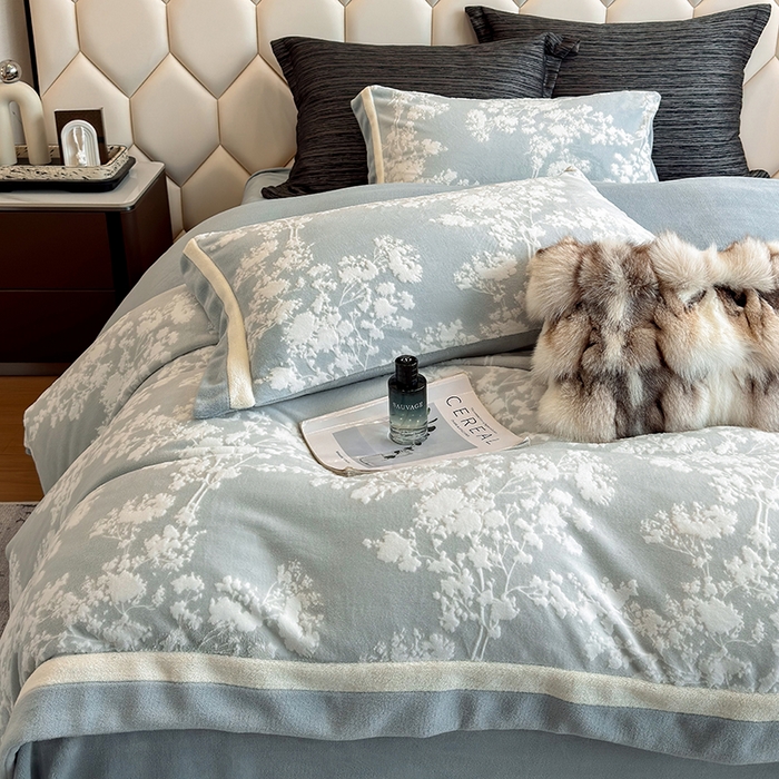 91家纺网 家纺一手货源 找家纺 若未家居 LOVEWE HOUSE 2025新款220高克重牛奶绒色烂双拼四件套 画意枝头 浅兰