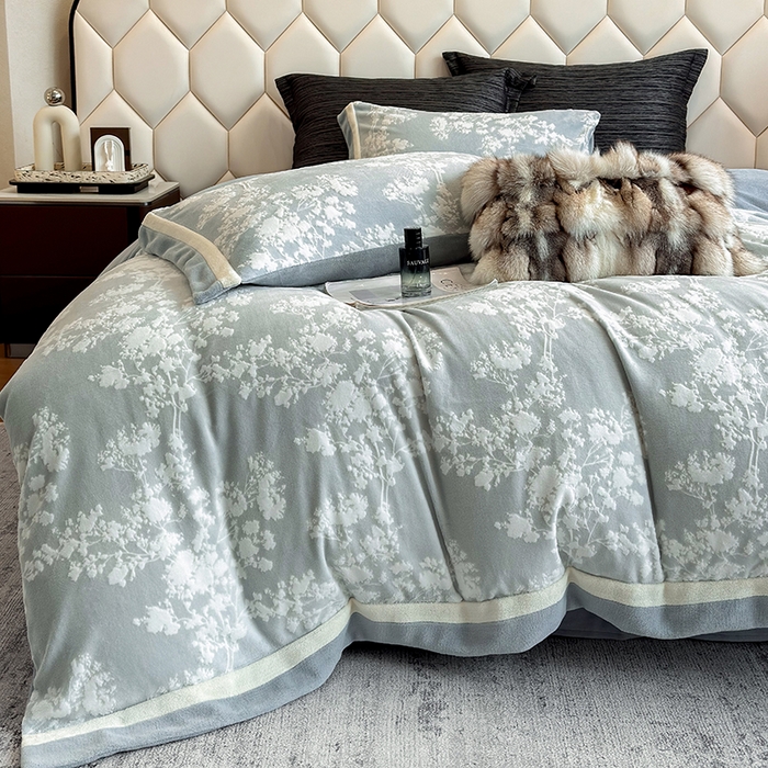 91家纺网 家纺一手货源 找家纺 若未家居 LOVEWE HOUSE 2025新款220高克重牛奶绒色烂双拼四件套 画意枝头 浅兰