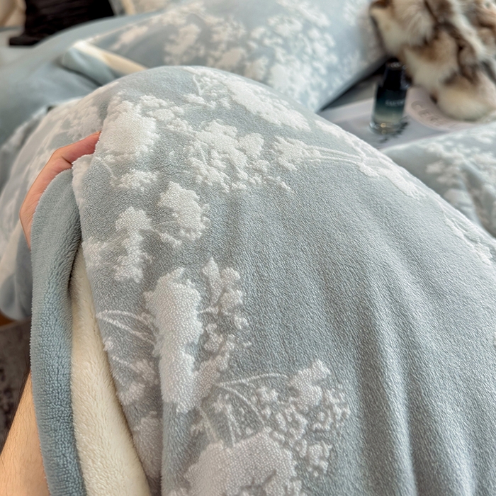 91家纺网 家纺一手货源 找家纺 若未家居 LOVEWE HOUSE 2025新款220高克重牛奶绒色烂双拼四件套 画意枝头 浅兰