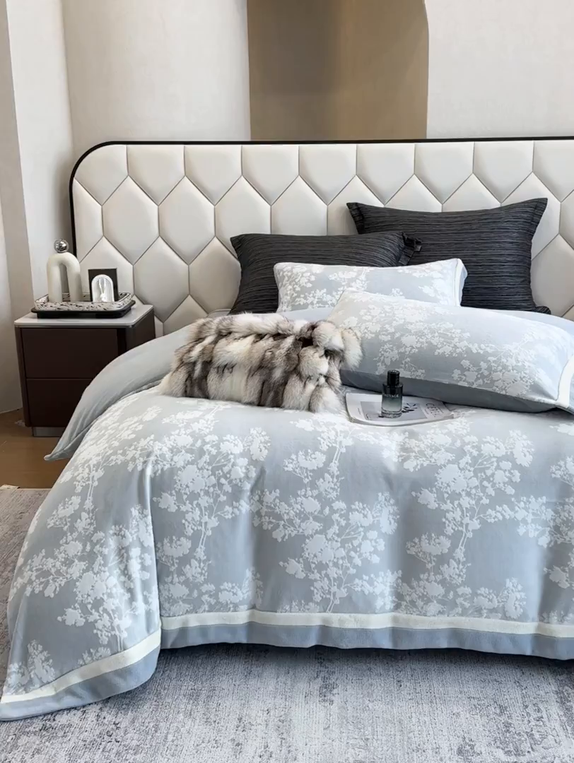 91家纺网 家纺一手货源 找家纺 若未家居 LOVEWE HOUSE 2025新款220高克重牛奶绒色烂双拼四件套 画意枝头 浅兰