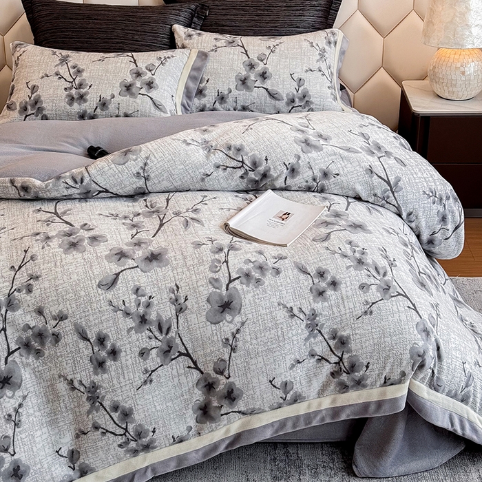 91家纺网 家纺一手货源 找家纺 若未家居 LOVEWE HOUSE 2025新款220高克重牛奶绒色烂双拼四件套 陌语灰