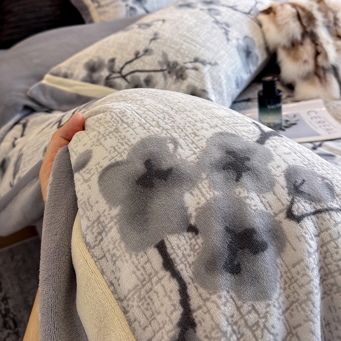 91家纺网 家纺一手货源 找家纺 若未家居 LOVEWE HOUSE 2025新款220高克重牛奶绒色烂双拼四件套 陌语灰