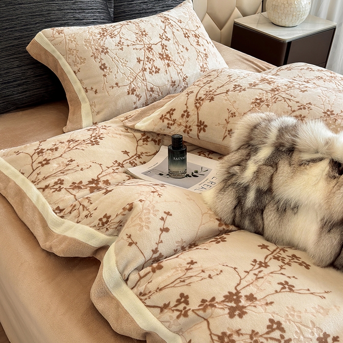 91家纺网 家纺一手货源 找家纺 若未家居 LOVEWE HOUSE 2025新款220高克重牛奶绒色烂双拼四件套 山茶花语 咖