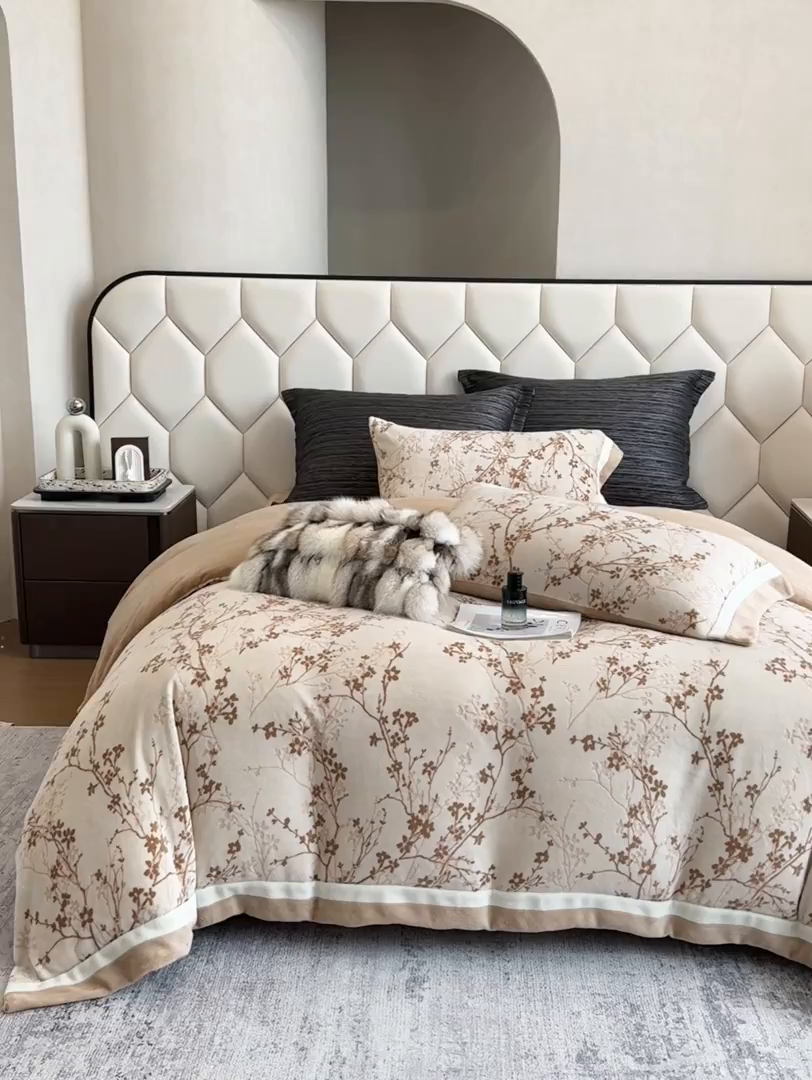 91家纺网 家纺一手货源 找家纺 若未家居 LOVEWE HOUSE 2025新款220高克重牛奶绒色烂双拼四件套 山茶花语 咖