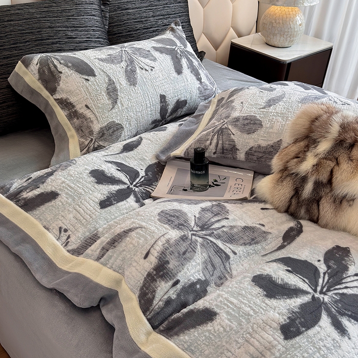 91家纺网 家纺一手货源 找家纺 若未家居 LOVEWE HOUSE 2025新款220高克重牛奶绒色烂双拼四件套 疏影灰