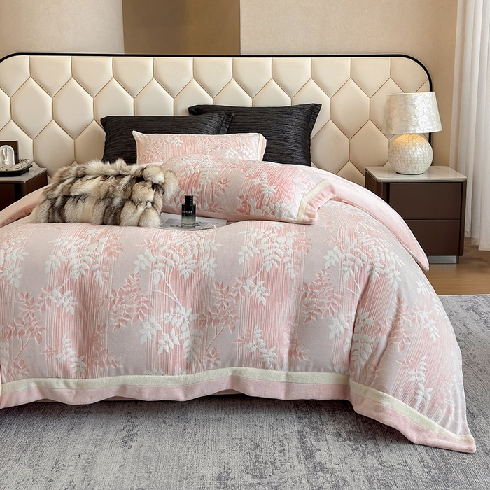 91家纺网 家纺一手货源 找家纺 若未家居 LOVEWE HOUSE 2025新款220高克重牛奶绒色烂双拼四件套 叶飘清秋 粉红