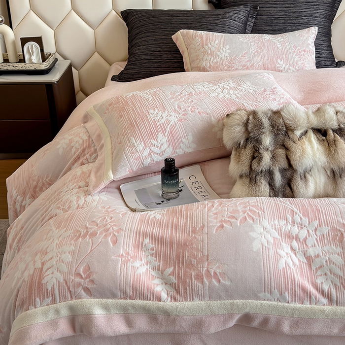 91家纺网 家纺一手货源 找家纺 若未家居 LOVEWE HOUSE 2025新款220高克重牛奶绒色烂双拼四件套 叶飘清秋 粉红