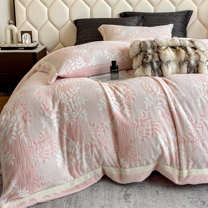 91家纺网 家纺一手货源 找家纺 若未家居 LOVEWE HOUSE 2025新款220高克重牛奶绒色烂双拼四件套 叶飘清秋 粉红