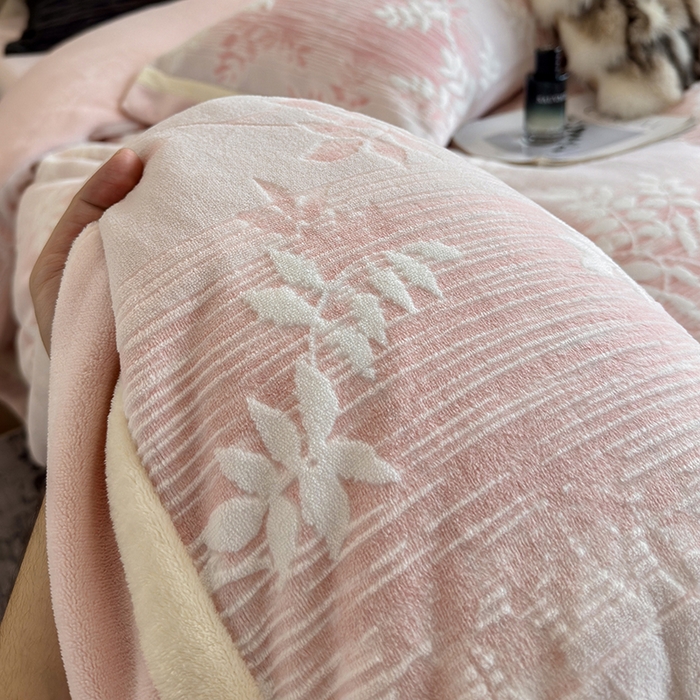 91家纺网 家纺一手货源 找家纺 若未家居 LOVEWE HOUSE 2025新款220高克重牛奶绒色烂双拼四件套 叶飘清秋 粉红