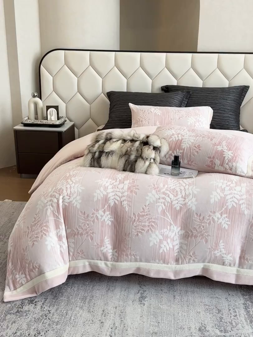 91家纺网 家纺一手货源 找家纺 若未家居 LOVEWE HOUSE 2025新款220高克重牛奶绒色烂双拼四件套 叶飘清秋 粉红