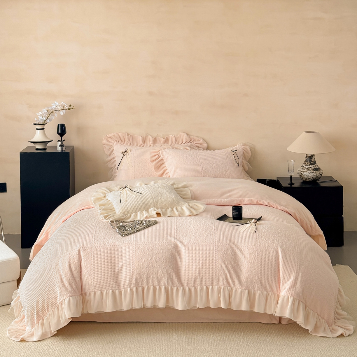 91家纺网 家纺一手货源 找家纺 （总）若未家居 LOVEWE HOUSE 2025新款230克全消光牛奶绒雕花法式双层纱边蝴蝶结工艺款四件套-泡泡玫瑰